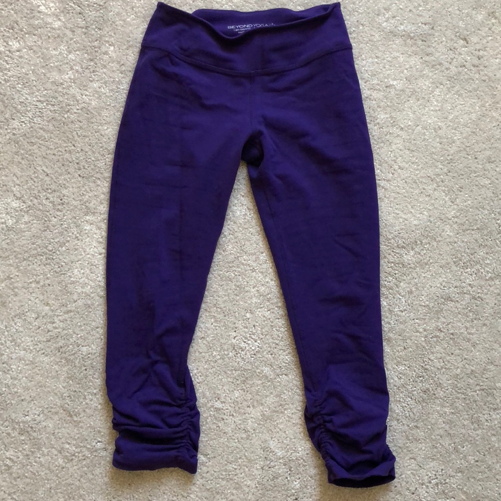 Beyond Yoga Side Gather crops - Picture 3 of 5